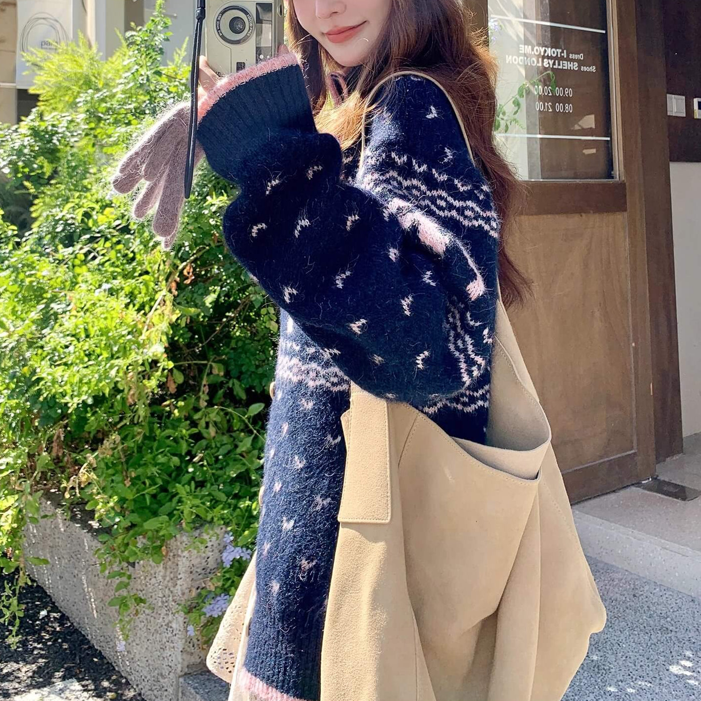 《癒しの冬ニット》でリボンと仔犬のメロディカーディガン（全2色）