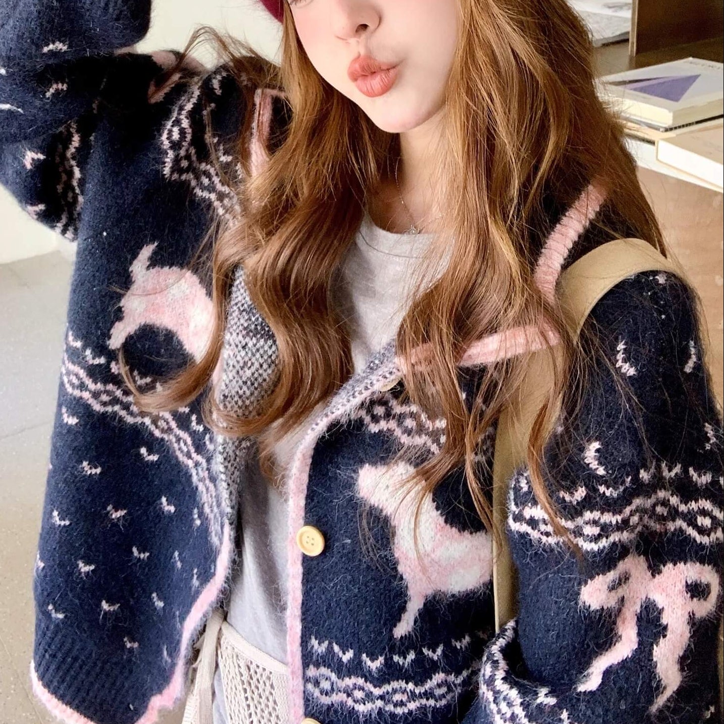 《癒しの冬ニット》でリボンと仔犬のメロディカーディガン（全2色）