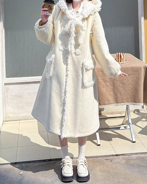 《ボア付きフードであたたかい》きらめく雪と恋の約束コート