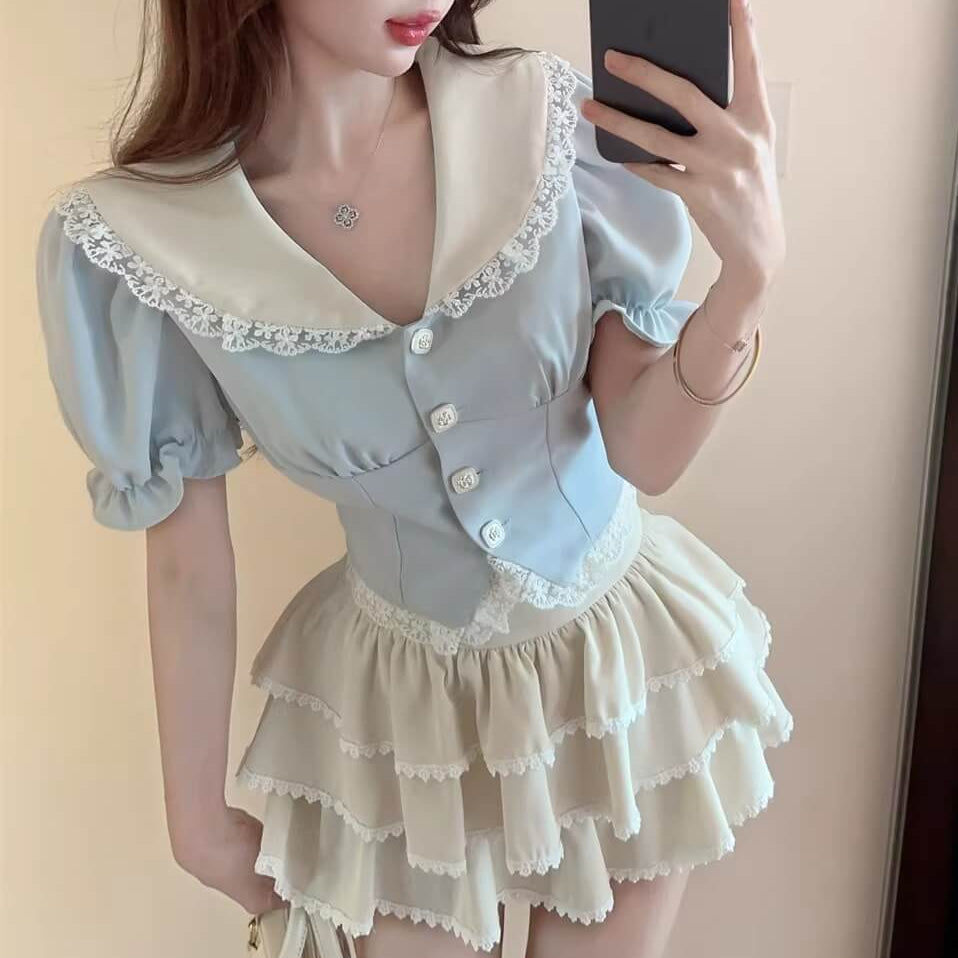 《視線を集めるセーラー襟》青空にとけるフリルトップス