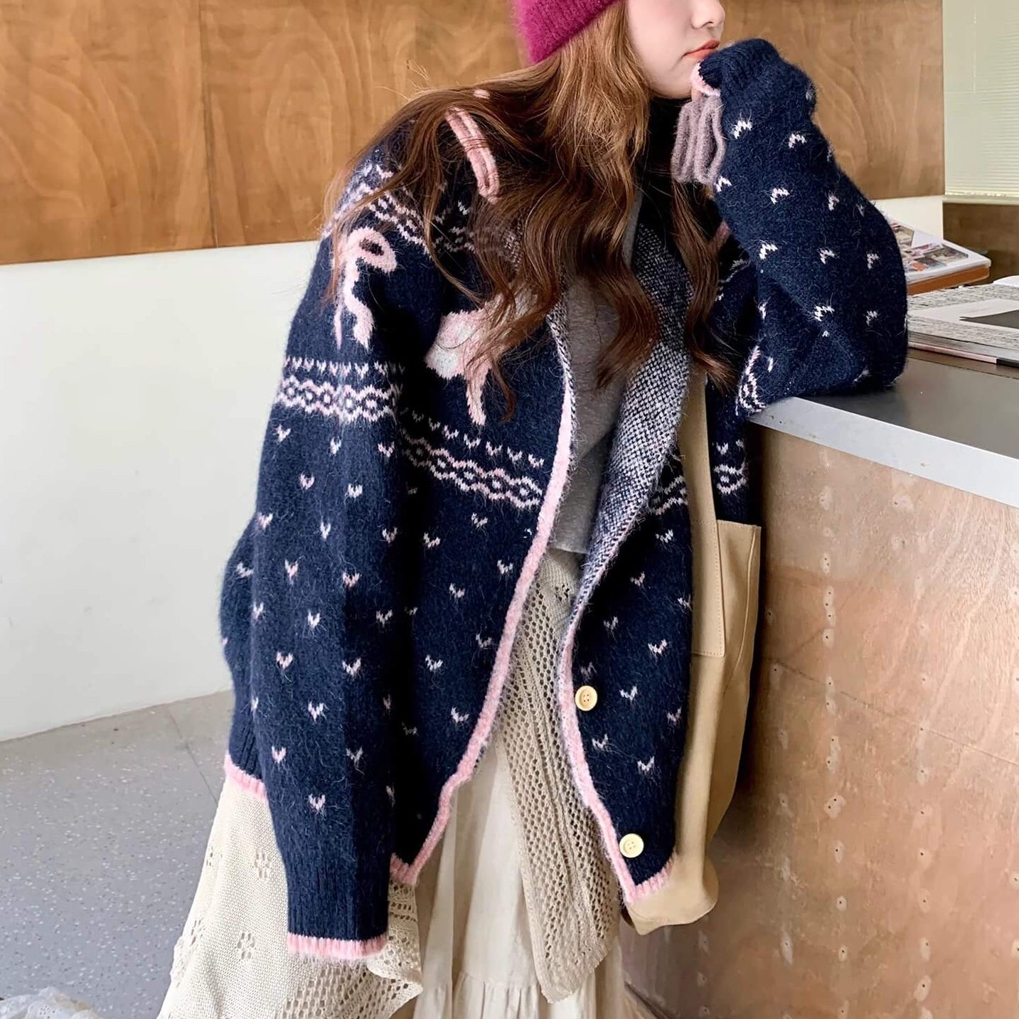 《癒しの冬ニット》でリボンと仔犬のメロディカーディガン（全2色）