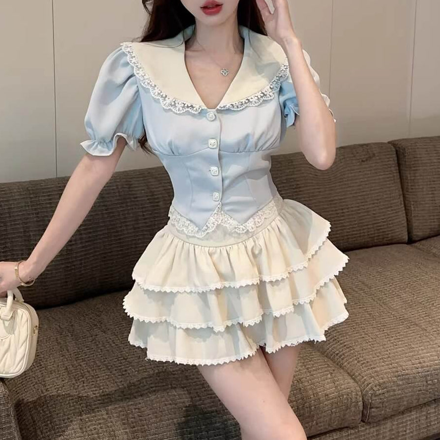 《視線を集めるセーラー襟》青空にとけるフリルトップス