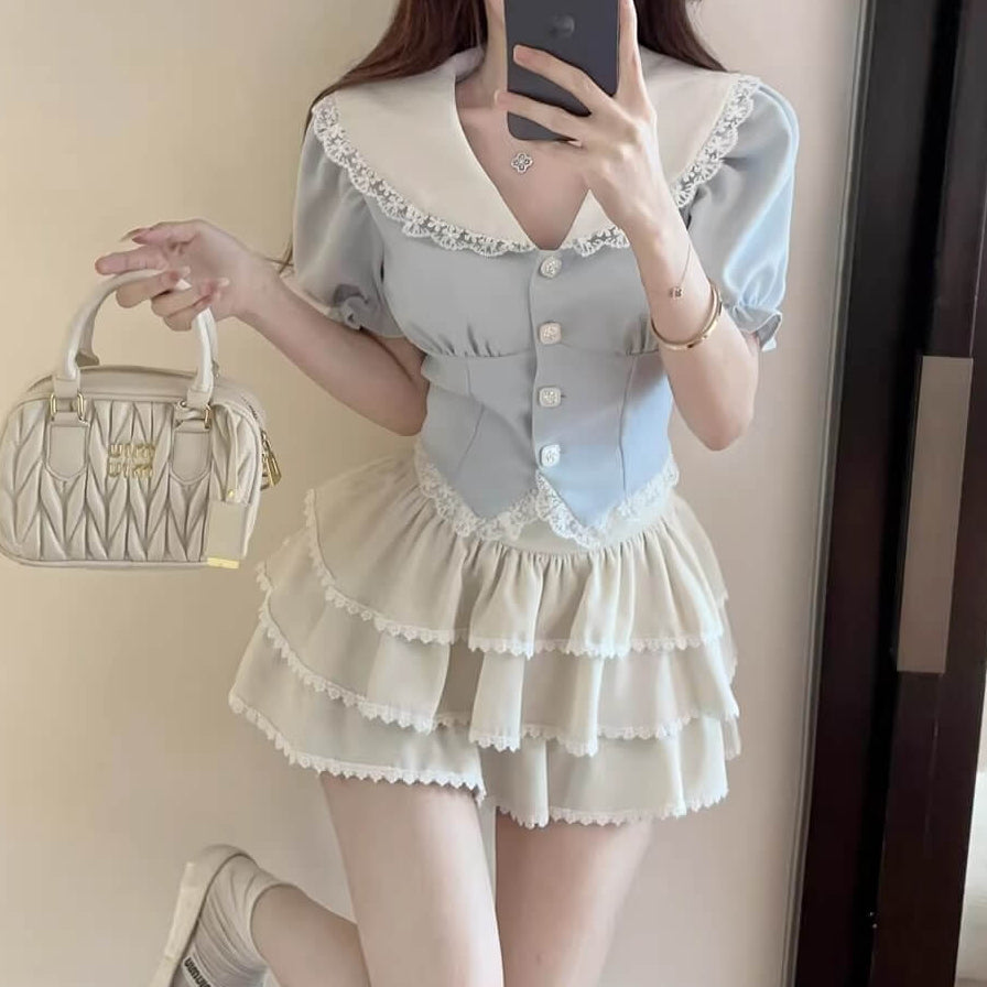 《視線を集めるセーラー襟》青空にとけるフリルトップス