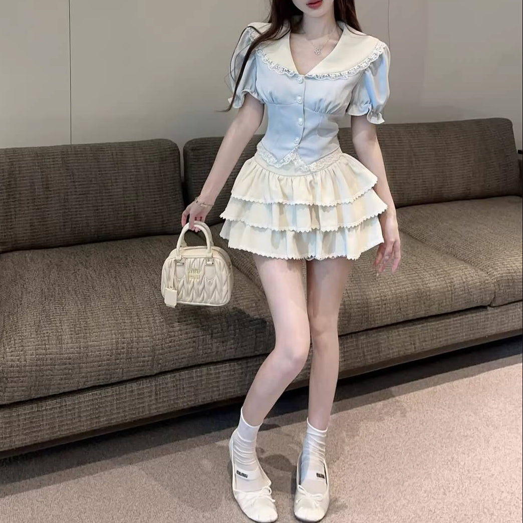 《視線を集めるセーラー襟》青空にとけるフリルトップス