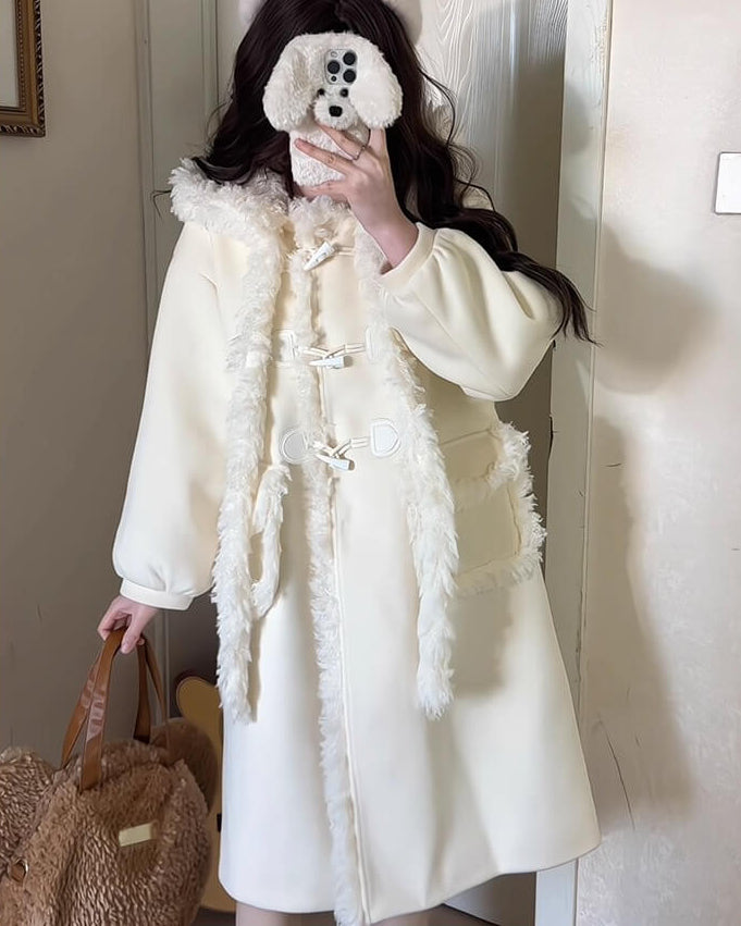 《ボア付きフードであたたかい》きらめく雪と恋の約束コート