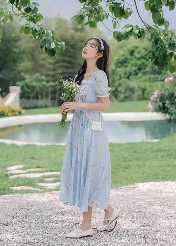 《歩くたびふわりと揺れる》空色の風吹くワンピース