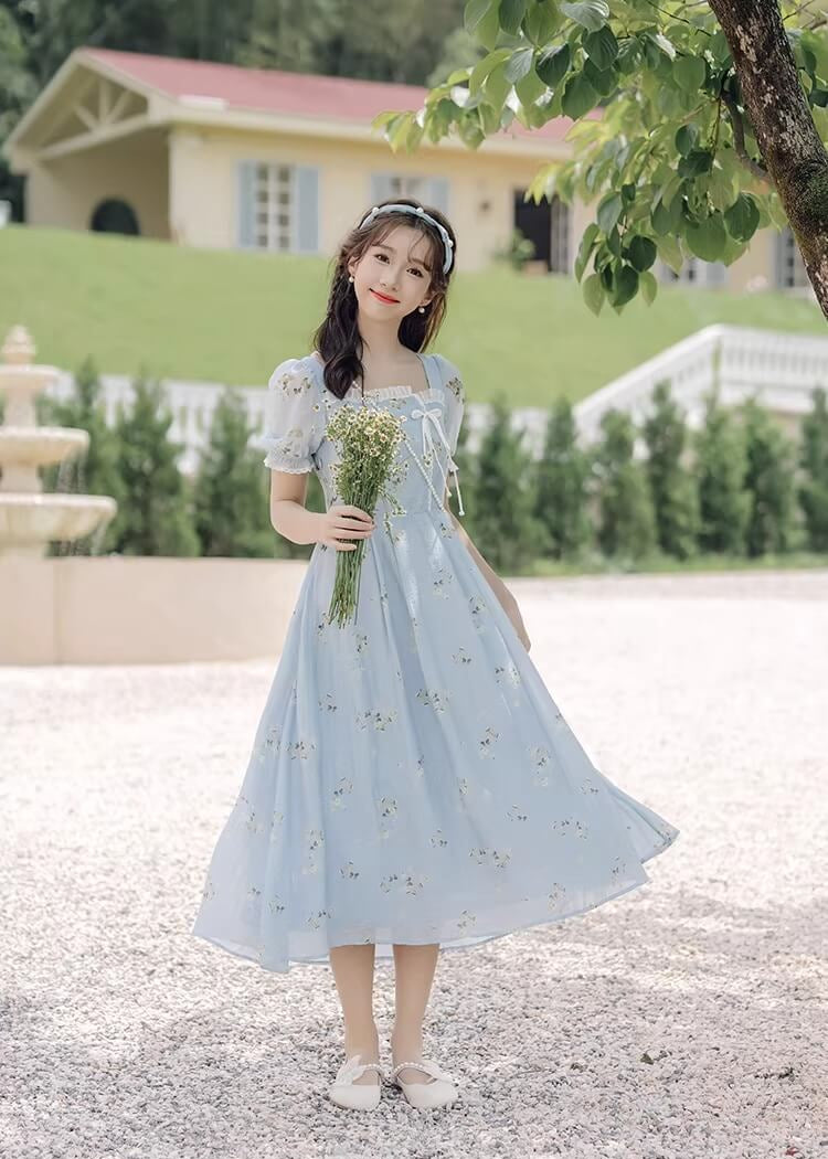 《歩くたびふわりと揺れる》空色の風吹くワンピース