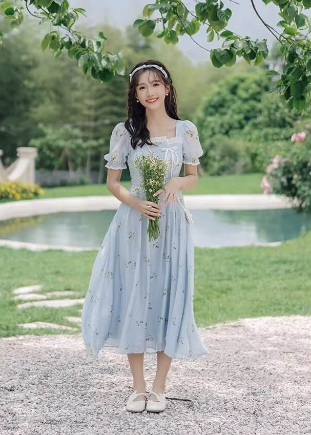 《歩くたびふわりと揺れる》空色の風吹くワンピース