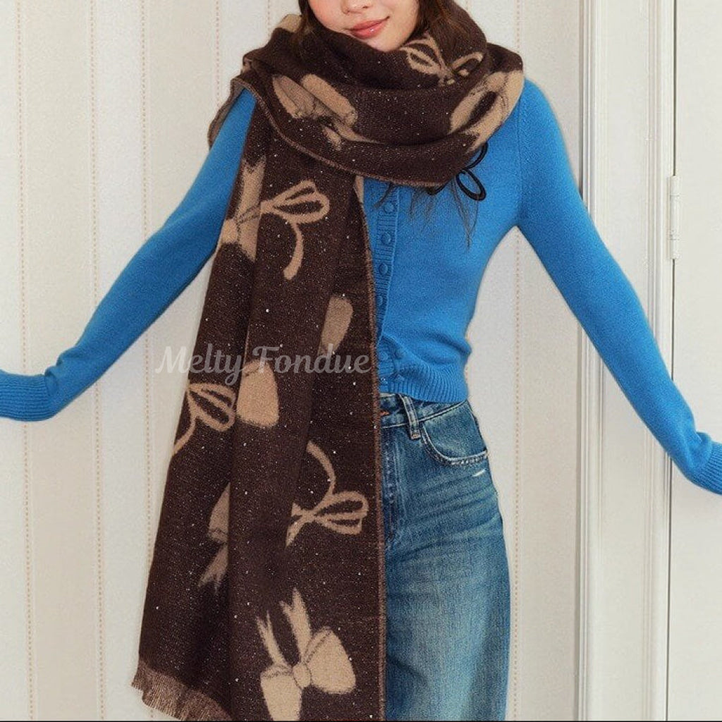 《巻くだけで上品》冬空に舞うリボンのマフラー