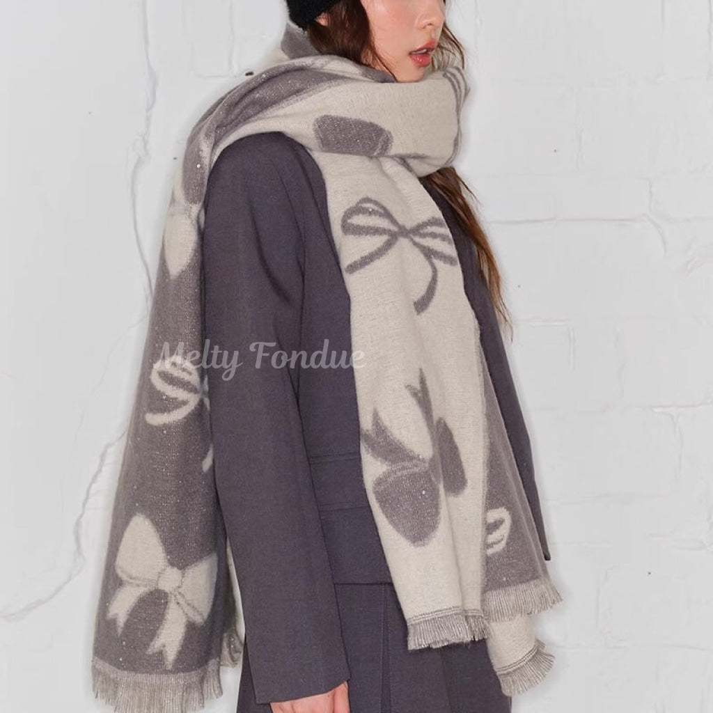 《巻くだけで上品》冬空に舞うリボンのマフラー