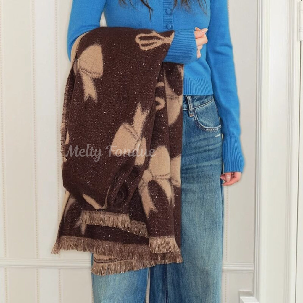 《巻くだけで上品》冬空に舞うリボンのマフラー