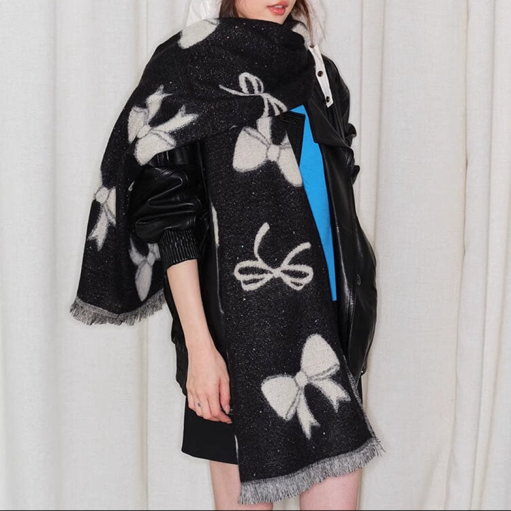 《巻くだけで上品》冬空に舞うリボンのマフラー ブラック