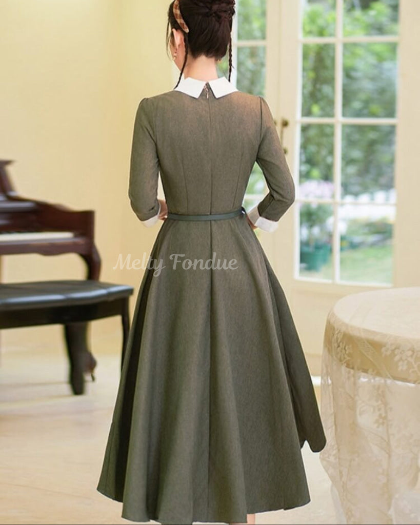 木漏れ日の午後のクラシックワンピース