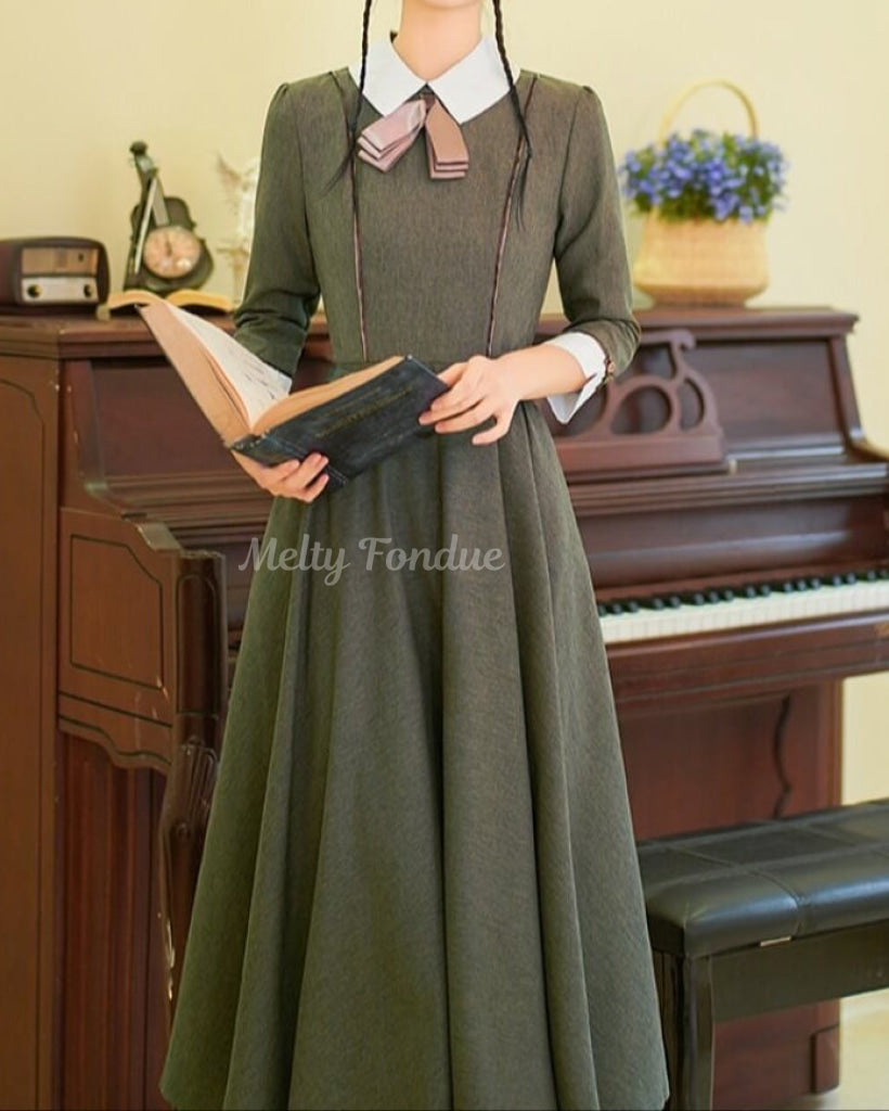 木漏れ日の午後のクラシックワンピース