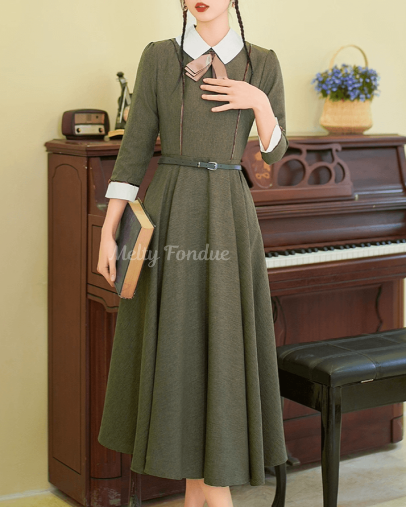 木漏れ日の午後のクラシックワンピース