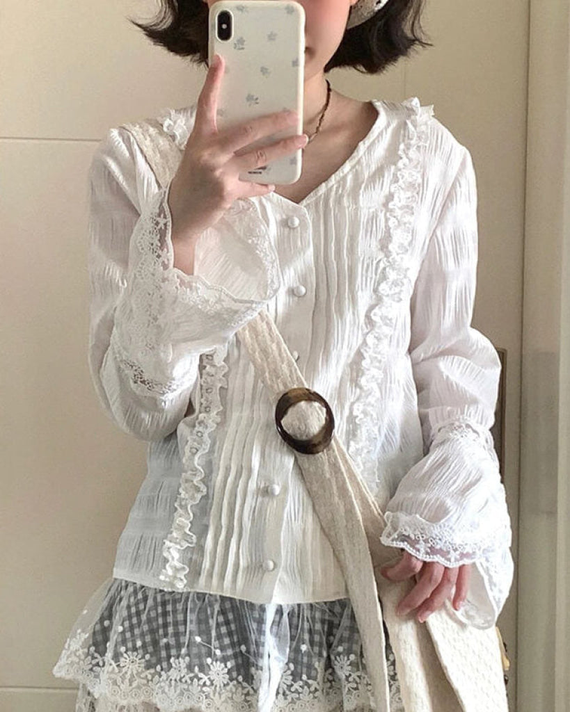 【レースの透け感】花影に揺れるレースブラウス