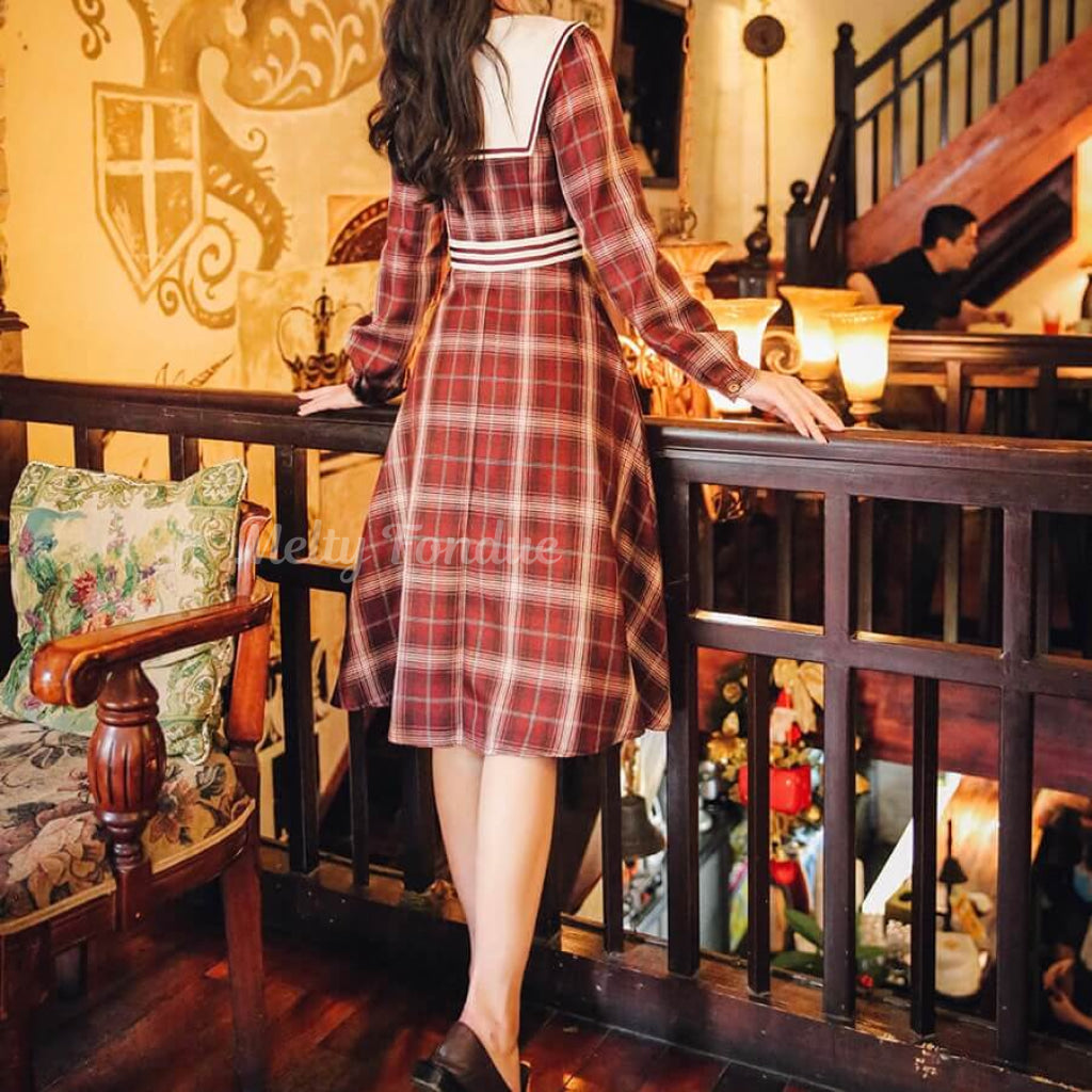 ワインレッドの筆先ワンピース