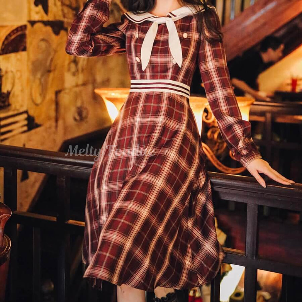 ワインレッドの筆先ワンピース