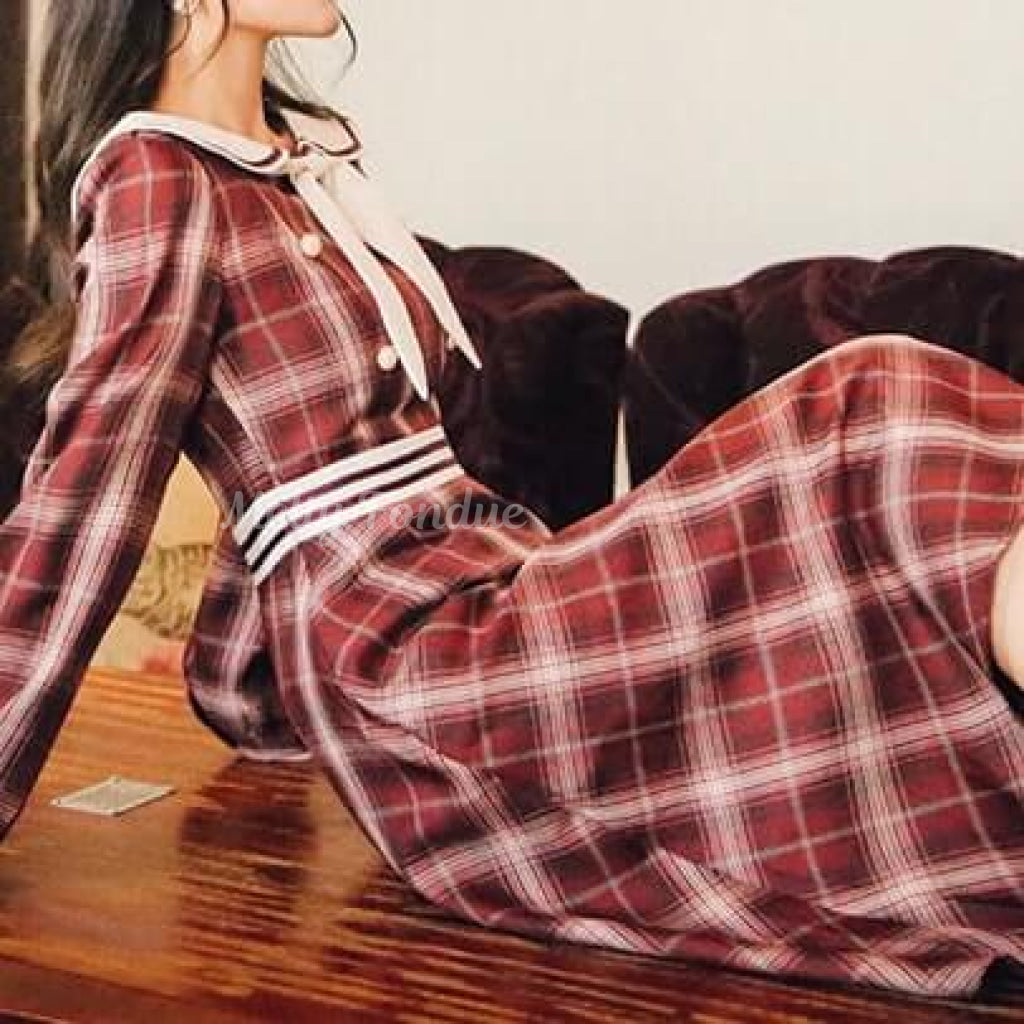 ワインレッドの筆先ワンピース