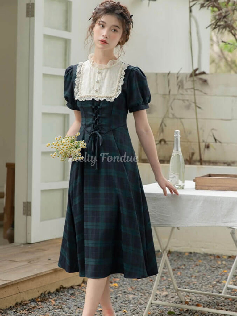 ブラウン系チェック柄長袖ロングワンピースと袖無しエプロン風