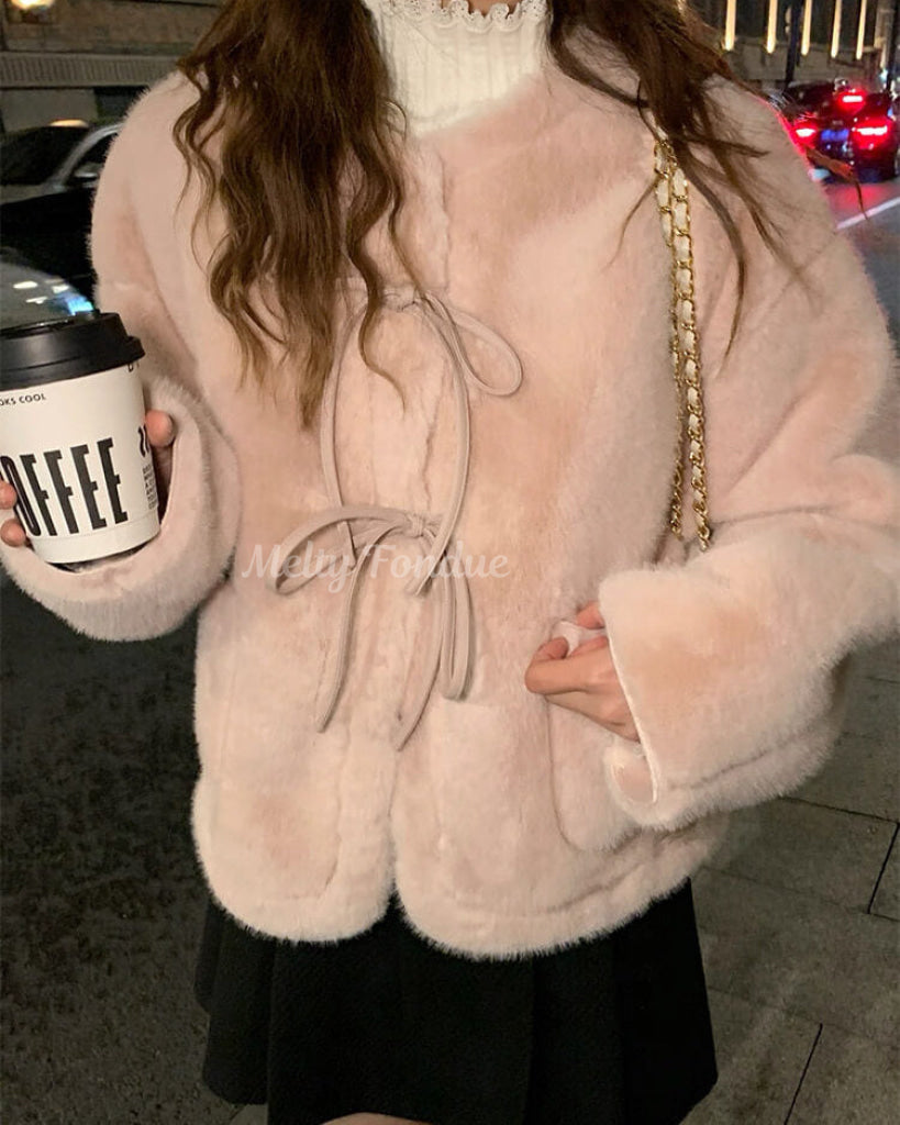 ときめきの余韻をまとうリボンコート