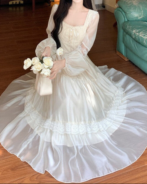 午後の光に揺れるフェアリーワンピース