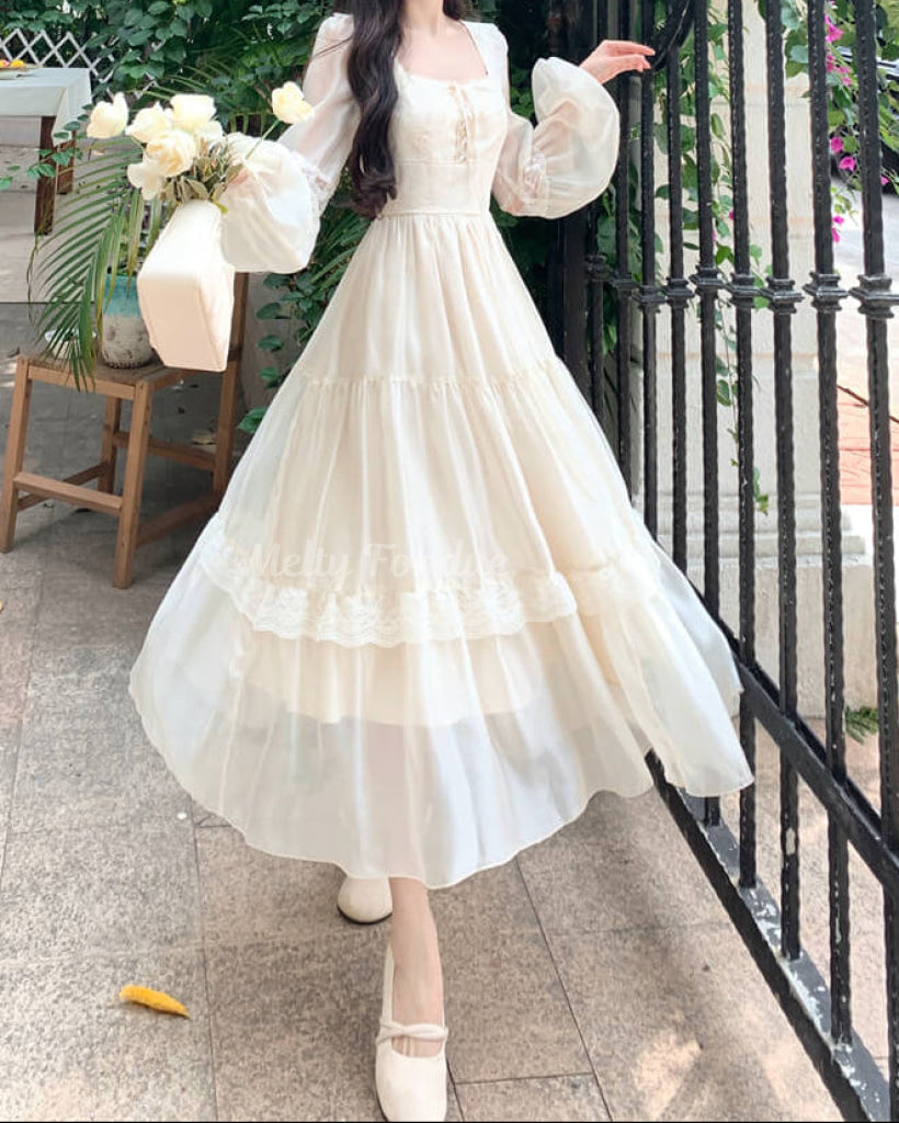 午後の光に揺れるフェアリーワンピース