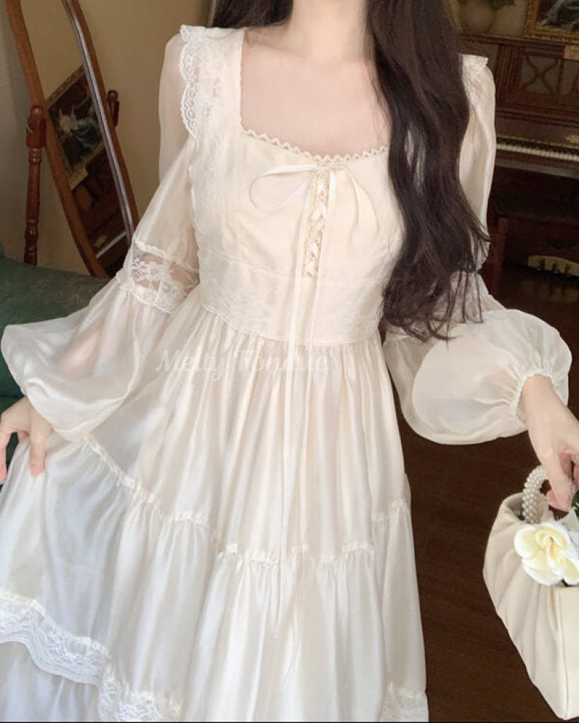 午後の光に揺れるフェアリーワンピース