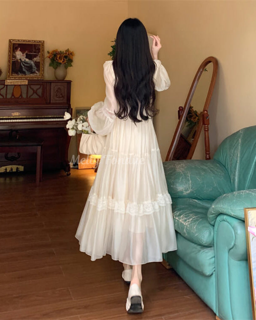 午後の光に揺れるフェアリーワンピース