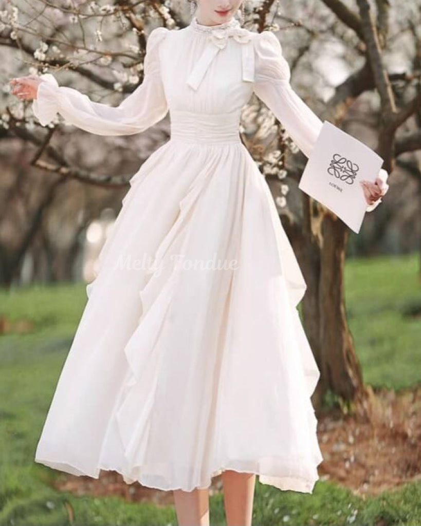 優美に咲く月光のワンピース