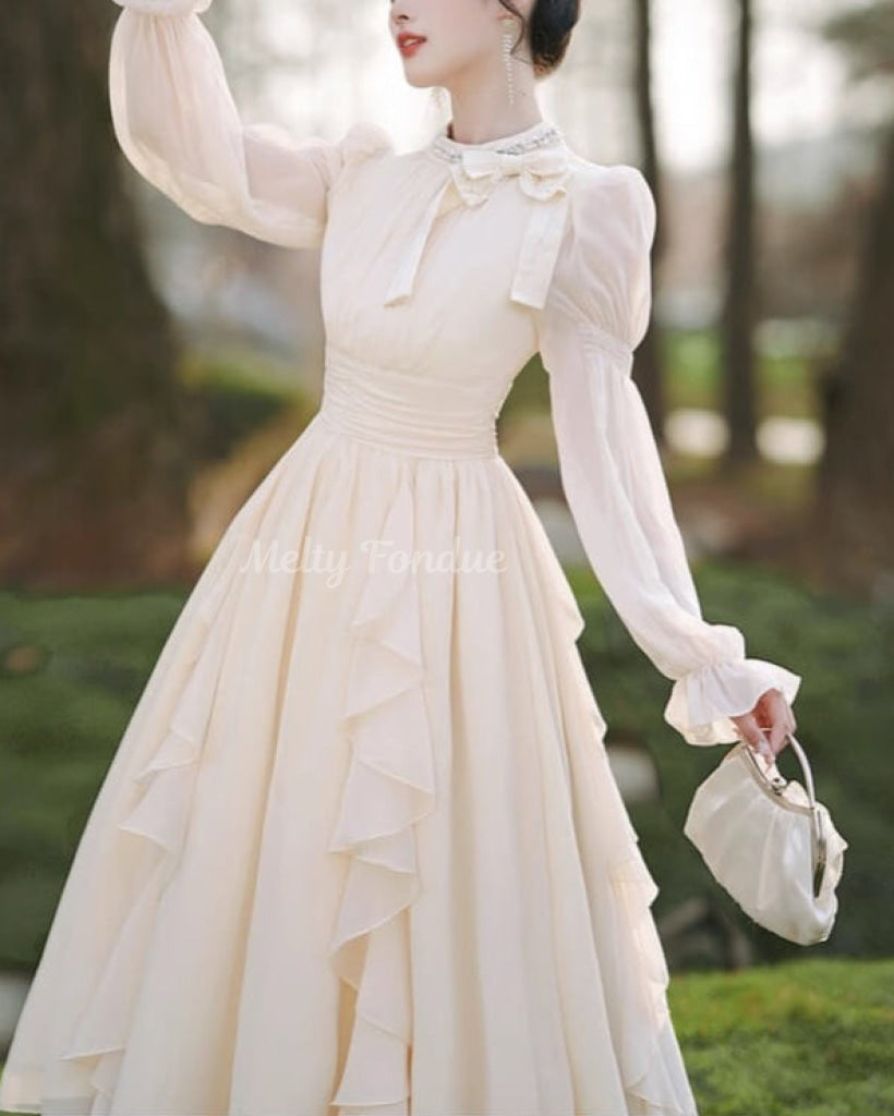 優美に咲く月光のワンピース